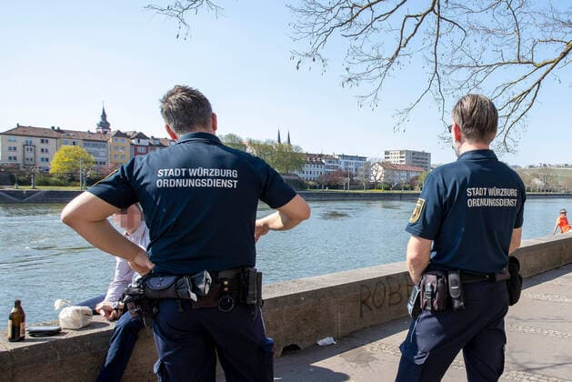 Wuerzburg, City, 08.04.2020, Coronavirus, Katastrophenfall in Bayern, Ausgangsbeschraenkungen Bild: Das Ordnungsamt kontrolliert am Mainkai in Würzburg die Ausgangsbeschränkungen der Bayerischen Staatsregierung. Copyright: HMBxMedia xHeikoxBecker
