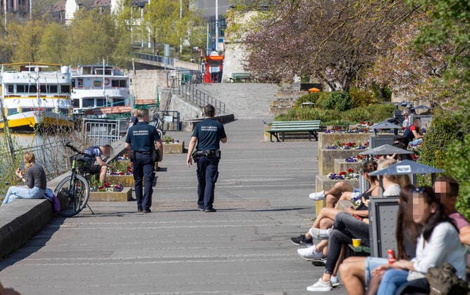 Wuerzburg, City, 08.04.2020, Coronavirus, Katastrophenfall in Bayern, Ausgangsbeschraenkungen Bild: Das Ordnungsamt kontrolliert am Mainkai in Würzburg die Ausgangsbeschränkungen der Bayerischen Staatsregierung. Copyright: HMBxMedia xHeikoxBecker