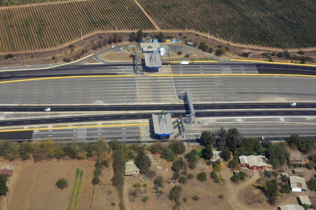 Valparaiso, April 8, 2020 Air patrol on route 68 before Easter to monitor the behavior of vehicles entering the region In the image the toll Troncal Zapata Armada de Chile via Aton Chile , Valparaiso Chile Aton 410795  Copyright: ARMADAxDExCHILExVIAxATONxCHILE