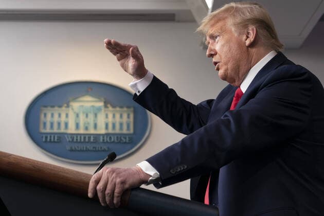 News Bilder des Tages United States President Donald Trump participates in a news briefing with members of the Coronavirus Task Force at the White House on Wednesday, April 8, 2020 in Washington DC.  WAX20200408952 CHRISxKLEPONIS