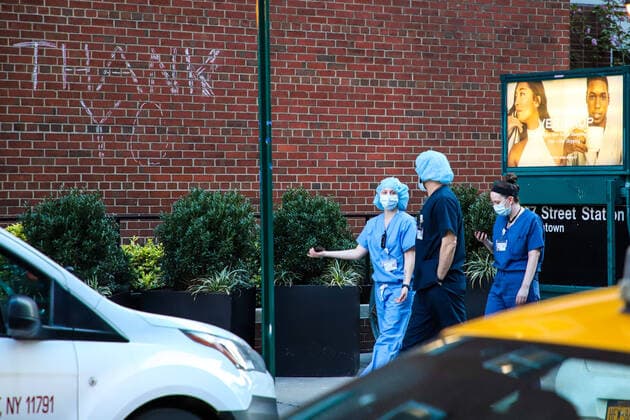 April 8, 2020, New York, NEW YORK, EUA: Healthcare workers applaud in tribute to all those who are working in the fight against the coronavirus in hospitals and health centers on April 08, 2020 in New York City, United States . More than 14,000 people are reported to have died in USA due to the COVID-19 outbreak. New York USA - ZUMAc233 20200408_zsp_c233_026 Copyright: xVanessaxCarvalhox