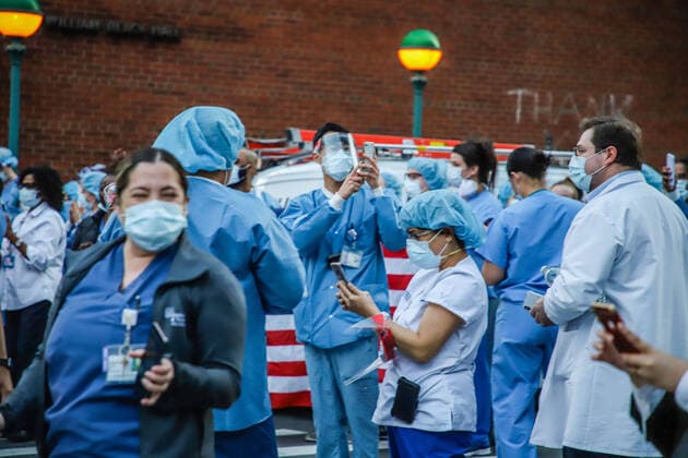 April 8, 2020, New York, NEW YORK, EUA: Healthcare workers applaud in tribute to all those who are working in the fight against the coronavirus in hospitals and health centers on April 08, 2020 in New York City, United States . More than 14,000 people are reported to have died in USA due to the COVID-19 outbreak. New York USA - ZUMAc233 20200408_zsp_c233_045 Copyright: xVanessaxCarvalhox