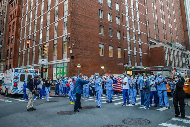 April 8, 2020, New York, NEW YORK, EUA: Healthcare workers applaud in tribute to all those who are working in the fight against the coronavirus in hospitals and health centers on April 08, 2020 in New York City, United States . More than 14,000 people are reported to have died in USA due to the COVID-19 outbreak. New York USA - ZUMAc233 20200408_zsp_c233_049 Copyright: xVanessaxCarvalhox