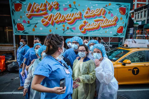 News Bilder des Tages April 8, 2020, New York, NEW YORK, EUA: Healthcare workers applaud in tribute to all those who are working in the fight against the coronavirus in hospitals and health centers on April 08, 2020 in New York City, United States . More than 14,000 people are reported to have died in USA due to the COVID-19 outbreak. New York USA - ZUMAc233 20200408_zsp_c233_069 Copyright: xVanessaxCarvalhox