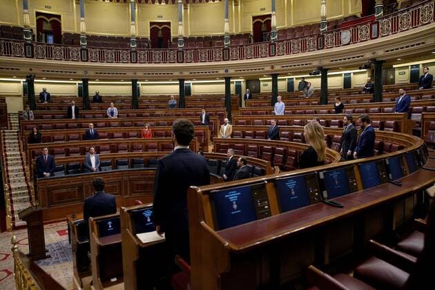 Spanish MPs observe a minute silence in memory of victims of coronavirus outbreak at the opening of the plenary session at Lower Chamber of Spanish Parliament, in Madrid, Spain, 09 April 2020. The session is to be focused in passing a new extension of the state of alarm due to coronavirus outbreak. Plenary session amid coronavirus outbreak !ACHTUNG: NUR REDAKTIONELLE NUTZUNG!  Copyright: xMariscalx GRAF7807 20200409-637220214017299475