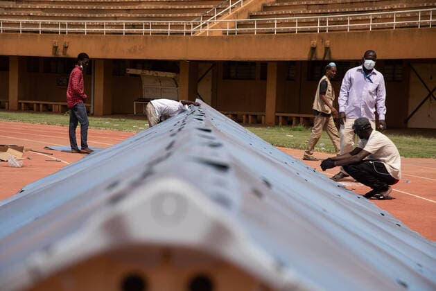 Le personnel met en place des unites de logement pour les refugies (RHU) au stade General Seyni Kountche qui a ete requisitionne par le gouvernement du Niger pour installer un site d isolement a Niamey dans le cadre du plan de preparation et de reponse de Covid-19. Le Haut Commissariat des Nations Unies pour les refugies (HCR) soutient la creation de sites d isolement a Niamey et dans la region en installant des unites de logement pour refugies (RHU) equipees de lits et de la climatisation. Le HCR fournira un nombre total de 350 ULR equipees dans tout le pays pour un total de 700 places, dont 100 places pour la capitale nigeriane.  NicolasxRemenex xLexPictorium LePictorium_0227388