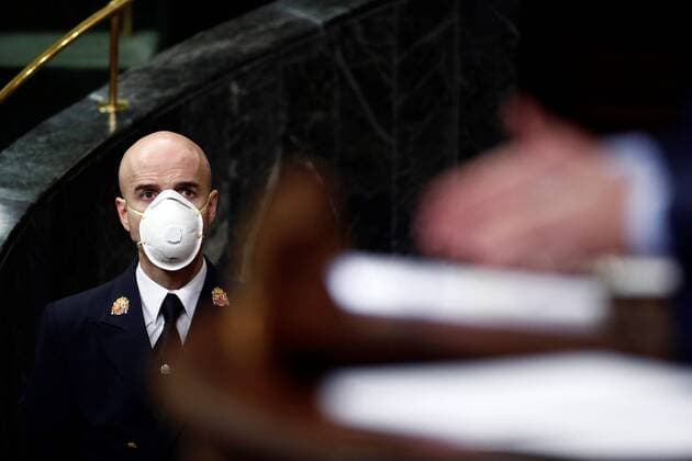 A Lower Chamber s usher protected with a mask attend the plenary session at Lower Chamber of Spanish Parliament, in Madrid, Spain, 09 April 2020. The session is to be focused in passing a new extension of the state of alarm due to coronavirus outbreak. Plenary session amid coronavirus outbreak !ACHTUNG: NUR REDAKTIONELLE NUTZUNG!  Copyright: xMariscalx GRAF7820 20200409-637220230159824660