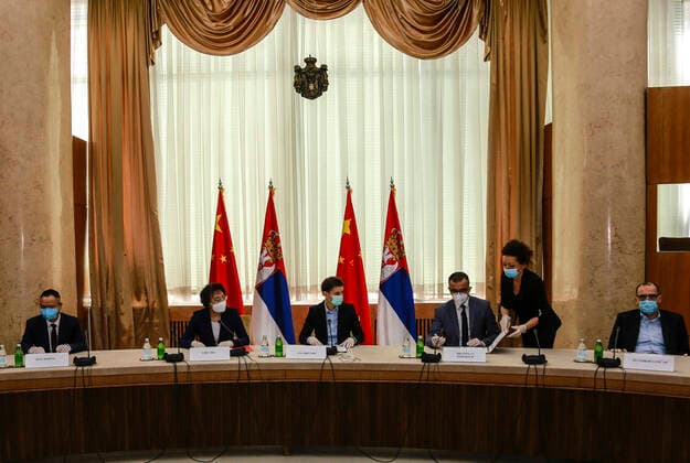 (200409) -- BELGRADE, April 9, 2020 -- Photo taken on April 8, 2020 shows an agreement signing ceremony held in Belgrade, Serbia. China s biotech company BGI group will open two COVID-19 testing labs in Serbia to help fight the COVID-19 pandemic, according to an agreement it signed with the Serbian government Wednesday. ) SERBIA-BELGRADE-CHINA S BIOTECH FIRM-TESTING LABS-OPEN ShixZhongyu 