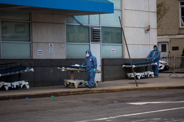 (200409) -- NEW YORK, April 9, 2020 (Xinhua) -- Healthcare workers wheel hospital beds in front of Maimonides Medical Center during the coronavirus pandemic in the Brooklyn borough in New York, the United States, April 8, 2020. The number of COVID-19 cases in the United States reached 401,166 as of 12:20 local time on Wednesday (1620 GMT), according to the Center for Systems Science and Engineering (CSSE) at Johns Hopkins University. A total of 12,936 deaths were reported in the nation, according to the CSSE. (Photo by Michael Nagle Xinhua) U.S.-NEW YORK-COVID-19 