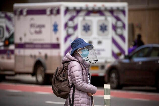 (200409) -- NEW YORK, April 9, 2020 (Xinhua) -- A woman wearing face protection walks near NYU Langone Medical Center during the coronavirus pandemic in New York, the United States, April 8, 2020. The number of COVID-19 cases in the United States reached 401,166 as of 12:20 local time on Wednesday (1620 GMT), according to the Center for Systems Science and Engineering (CSSE) at Johns Hopkins University. A total of 12,936 deaths were reported in the nation, according to the CSSE. (Photo by Michael Nagle Xinhua) U.S.-NEW YORK-COVID-19 