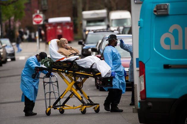 (200409) -- NEW YORK, April 9, 2020 (Xinhua) -- Healthcare workers carry a patient to an ambulance outside Mount Sinai Beth Israel hospital during the coronavirus pandemic in New York, the United States, April 8, 2020. The number of COVID-19 cases in the United States reached 401,166 as of 12:20 local time on Wednesday (1620 GMT), according to the Center for Systems Science and Engineering (CSSE) at Johns Hopkins University. A total of 12,936 deaths were reported in the nation, according to the CSSE. (Photo by Michael Nagle Xinhua) U.S.-NEW YORK-COVID-19 