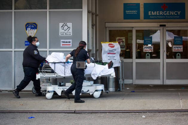 (200409) -- NEW YORK, April 9, 2020 (Xinhua) -- Healthcare workers bring a patient into the emergency room at Maimonides Medical Center during the coronavirus pandemic in the Brooklyn borough in New York, the United States, April 8, 2020. The number of COVID-19 cases in the United States reached 401,166 as of 12:20 local time on Wednesday (1620 GMT), according to the Center for Systems Science and Engineering (CSSE) at Johns Hopkins University. A total of 12,936 deaths were reported in the nation, according to the CSSE. (Photo by Michael Nagle Xinhua) U.S.-NEW YORK-COVID-19 