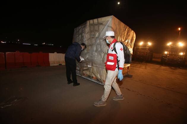 (200409) -- BAGHDAD, April 9, 2020 (Xinhua) -- Chinese medical expert Wang Anming(R) checks the medical aid in Iraq s capital Baghdad, on April 8, 2020. The second batch of Chinese medical aid arrived on Wednesday in Iraq s capital Baghdad as part of China s assistance in confronting the outbreak of the novel coronavirus in the country. (Xinhua) IRAQ-BAGHDAD-MEDICAL AID-COVID-19 