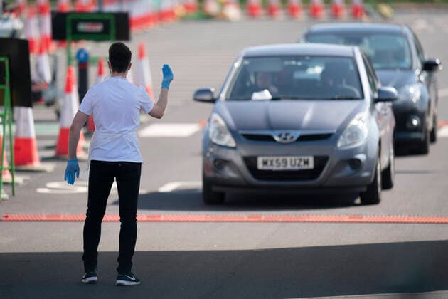 (200409) -- MANCHESTER, April 9, 2020 (Xinhua) -- A medic works at a drive-thru COVID-19 testing site in Manchester, Britain, on April 8, 2020. (Photo by Jon Super Xinhua) BRITAIN-MANCHESTER-COVID-19-TESTING SITE 