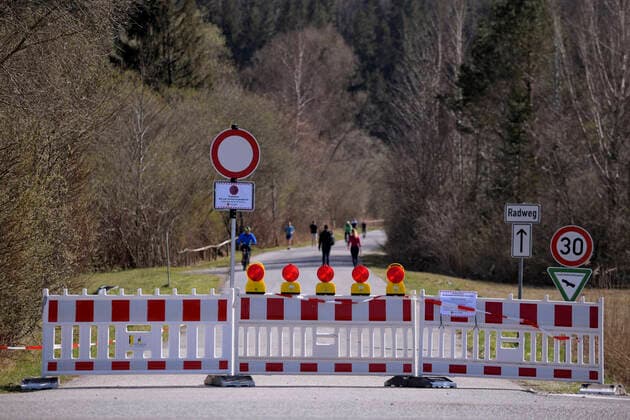 09.04.2020, Füssen im Allgäu, Negative Auswirkungen wegen Corona-Virus-Pandemie, Perre zum Parkplatz richtung Alatsee. 09.04.2020, Auswirkungen Tourismus wegen Corona-Virus 09.04.2020, Auswirkungen Tourismus wegen Corona-Virus