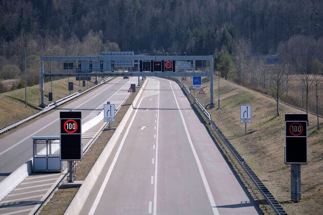 09.04.2020, Füssen im Allgäu, Negative Auswirkungen wegen Corona-Virus-Pandemie, Autobahn A7 Richtung Österreich Grenztunnel Füssen-Reutte ist leer, die Fahrbahn aus Österreich ist einspurig gesperrt, die Polizei leitet den Verkehr zur Einreiskontrolle jedes Fahrzeuges in die Ausfahrt hinaus. 09.04.2020, Auswirkungen Tourismus wegen Corona-Virus 09.04.2020, Auswirkungen Tourismus wegen Corona-Virus