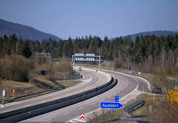 09.04.2020, Füssen im Allgäu, Negative Auswirkungen wegen Corona-Virus-Pandemie, Autobahn A7 bei Füssen-Reutte ist leer. 09.04.2020, Auswirkungen Tourismus wegen Corona-Virus 09.04.2020, Auswirkungen Tourismus wegen Corona-Virus
