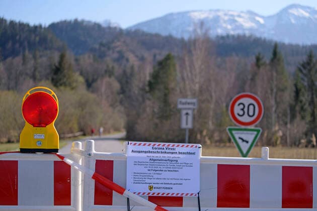 09.04.2020, Füssen im Allgäu, Negative Auswirkungen wegen Corona-Virus-Pandemie, Perre zum Parkplatz richtung Alatsee. 09.04.2020, Auswirkungen Tourismus wegen Corona-Virus 09.04.2020, Auswirkungen Tourismus wegen Corona-Virus