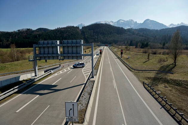 09.04.2020, Füssen im Allgäu, Negative Auswirkungen wegen Corona-Virus-Pandemie, Autobahn A7- richtung Österreich Grenztunnel Füssen-Reutte ist leer, die Fahrbahn aus Österreich ist einspurig gesperrt, die Polizei leitet den Verkehr zur Einreiskontrolle jedes Fahrzeuges in die Ausfahrt hinaus. 09.04.2020, Auswirkungen Tourismus wegen Corona-Virus 09.04.2020, Auswirkungen Tourismus wegen Corona-Virus