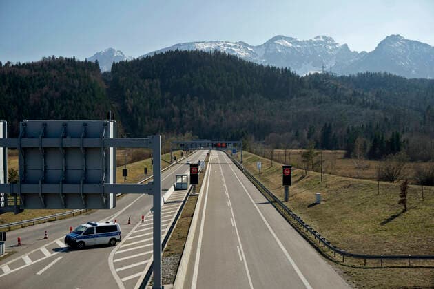 09.04.2020, Füssen im Allgäu, Negative Auswirkungen wegen Corona-Virus-Pandemie, Autobahn A7- richtung Österreich Grenztunnel Füssen-Reutte ist leer, die Fahrbahn aus Österreich ist einspurig gesperrt, die Polizei leitet den Verkehr zur Einreiskontrolle jedes Fahrzeuges in die Ausfahrt hinaus. 09.04.2020, Auswirkungen Tourismus wegen Corona-Virus 09.04.2020, Auswirkungen Tourismus wegen Corona-Virus