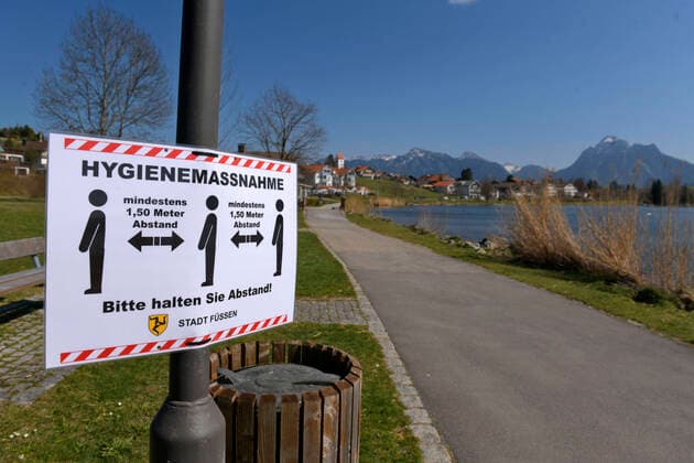 09.04.2020, Füssen im Allgäu, am Ausflugsort Hopfen am Hopfensee sind die negativen Auswirkungen wegen Corona-Virus-Pandemie ganz deutlich zu spüren. Gesperrte Parkplätze, leere Hotels, Restaurants und Cafes. Die Gemeinde hat überall Schilder aufgehängt, damit die Besucher die Verordnungen der Regierung von Bayern einhält. 09.04.2020, Auswirkungen Tourismus wegen Corona-Virus 09.04.2020, Auswirkungen Tourismus wegen Corona-Virus