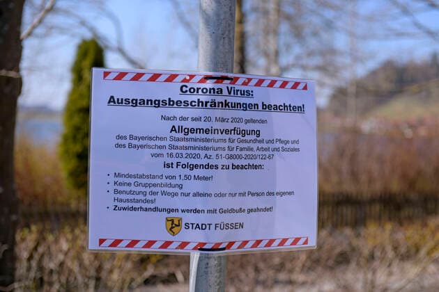 09.04.2020, Füssen im Allgäu, am Ausflugsort Hopfen am Hopfensee sind die negativen Auswirkungen wegen Corona-Virus-Pandemie ganz deutlich zu spüren. Gesperrte Parkplätze, leere Hotels, Restaurants und Cafes. Die Gemeinde hat überall Schilder aufgehängt, damit die Besucher die Verordnungen der Regierung von Bayern einhält. 09.04.2020, Auswirkungen Tourismus wegen Corona-Virus 09.04.2020, Auswirkungen Tourismus wegen Corona-Virus