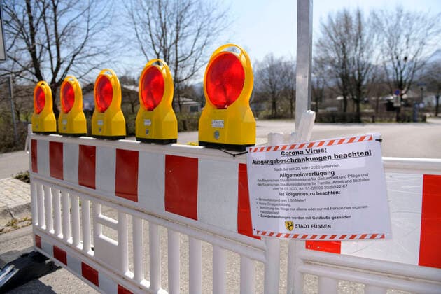 09.04.2020, Füssen im Allgäu, am Ausflugsort Hopfen am Hopfensee sind die negativen Auswirkungen wegen Corona-Virus-Pandemie ganz deutlich zu spüren. Gesperrte Parkplätze, leere Hotels, Restaurants und Cafes. Parkplatz zum Campingplatz ist gesperrt. 09.04.2020, Auswirkungen Tourismus wegen Corona-Virus 09.04.2020, Auswirkungen Tourismus wegen Corona-Virus