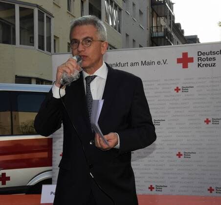 09.04.2020 Frankfurt am Main, DRK, Conrona-Epedemie Mobile Corona-Test-Task-Force (MCTT) des Deutschen Roten Kreuzes Frankfurt im Auftrag der Stadt Frankfurt zur Durchführung von Tests auf SARS-CoV-2 in städitschen Einrichtungen wie Alten-und Pflegeheimen Bild zeigt: Frankfurts Oberbürgermeister Peter Feldmann emspor, DFL regulations prohibit any use of photographs as image sequences and or quasi-video