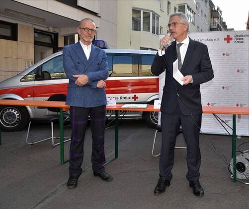 09.04.2020 Frankfurt am Main, DRK, Conrona-Epedemie Mobile Corona-Test-Task-Force (MCTT) des Deutschen Roten Kreuzes Frankfurt im Auftrag der Stadt Frankfurt zur Durchführung von Tests auf SARS-CoV-2 in städitschen Einrichtungen wie Alten-und Pflegeheimen Bild zeigt: Frankfurts Oberbürgermeister Peter Feldmann und links Gesundheitsdezernent Stefan Majer emspor, DFL regulations prohibit any use of photographs as image sequences and or quasi-video