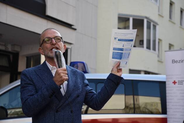 09.04.2020 Frankfurt am Main, DRK, Conrona-Epedemie Mobile Corona-Test-Task-Force (MCTT) des Deutschen Roten Kreuzes Frankfurt im Auftrag der Stadt Frankfurt zur Durchführung von Tests auf SARS-CoV-2 in städitschen Einrichtungen wie Alten-und Pflegeheimen Bild zeigt: Frankfurts Gesundheitsdezernent Stefan Majer vor dem Testbus emspor, DFL regulations prohibit any use of photographs as image sequences and or quasi-video