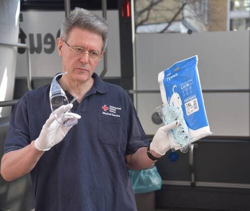 09.04.2020 Frankfurt am Main, DRK, Conrona-Epedemie Mobile Corona-Test-Task-Force (MCTT) des Deutschen Roten Kreuzes Frankfurt im Auftrag der Stadt Frankfurt zur Durchführung von Tests auf SARS-CoV-2 in städitschen Einrichtungen wie Alten-und Pflegeheimen Bild zeigt:Symbolbild Der DRK-Arzt erläutert den Einsatz von Schutzutensilien emspor, DFL regulations prohibit any use of photographs as image sequences and or quasi-video