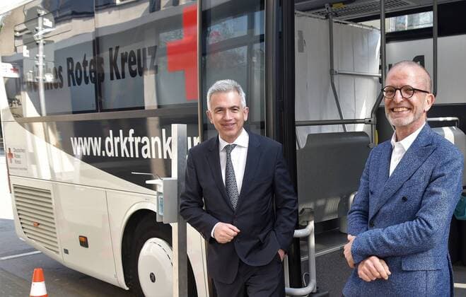 09.04.2020 Frankfurt am Main, DRK, Conrona-Epedemie Mobile Corona-Test-Task-Force (MCTT) des Deutschen Roten Kreuzes Frankfurt im Auftrag der Stadt Frankfurt zur Durchführung von Tests auf SARS-CoV-2 in städitschen Einrichtungen wie Alten-und Pflegeheimen Bild zeigt: Frankfurts Oberbürgermeister Peter Feldmann und Gesundheitsdezernent Stefan Majer vor dem Testbus emspor, DFL regulations prohibit any use of photographs as image sequences and or quasi-video