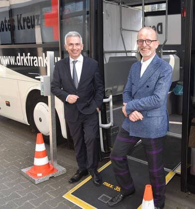 09.04.2020 Frankfurt am Main, DRK, Conrona-Epedemie Mobile Corona-Test-Task-Force (MCTT) des Deutschen Roten Kreuzes Frankfurt im Auftrag der Stadt Frankfurt zur Durchführung von Tests auf SARS-CoV-2 in städitschen Einrichtungen wie Alten-und Pflegeheimen Bild zeigt: Frankfurts Oberbürgermeister Peter Feldmann und Gesundheitsdezernent Stefan Majer vor dem Testbus emspor, DFL regulations prohibit any use of photographs as image sequences and or quasi-video