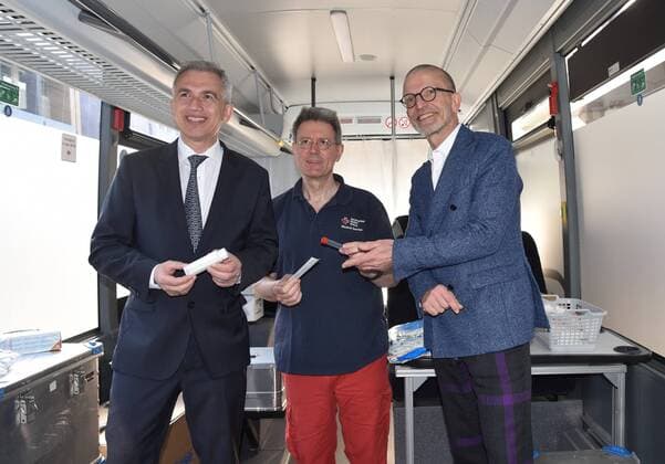 09.04.2020 Frankfurt am Main, DRK, Conrona-Epedemie Mobile Corona-Test-Task-Force (MCTT) des Deutschen Roten Kreuzes Frankfurt im Auftrag der Stadt Frankfurt zur Durchführung von Tests auf SARS-CoV-2 in städitschen Einrichtungen wie Alten-und Pflegeheimen Bild zeigt: Frankfurts Oberbürgermeister Peter Feldmann und Gesundheitsdezernent Stefan Majer mit einem der DRK-Ärzte im Testbus emspor, DFL regulations prohibit any use of photographs as image sequences and or quasi-video