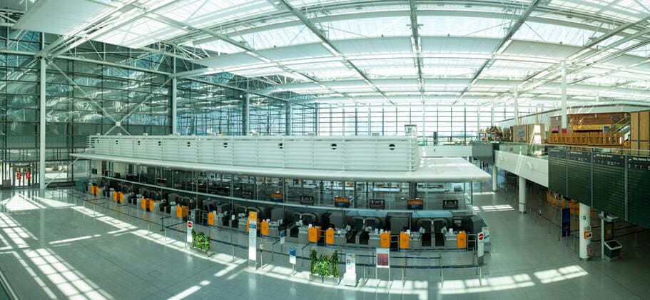 Corona Pandemie, Flughafen Muenchen, menschenleer. 07.04.2020 Im Bild: Check In Lufthansa, Abfertigungshalle, Departure, Terminal 2