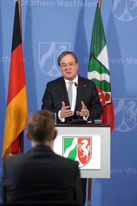 Armin Laschet bei einer Pressekonferenz zur Vorstellung der Covid-19 Case-Cluster-Study in der Staatskanzlei. Düsseldorf, 09.04.2020