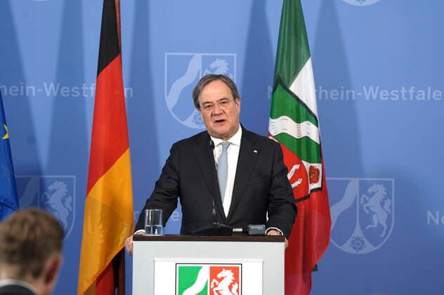 Armin Laschet bei einer Pressekonferenz zur Vorstellung der Covid-19 Case-Cluster-Study in der Staatskanzlei. Düsseldorf, 09.04.2020