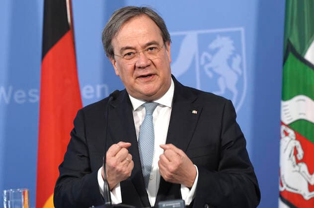 Armin Laschet bei einer Pressekonferenz zur Vorstellung der Covid-19 Case-Cluster-Study in der Staatskanzlei. Düsseldorf, 09.04.2020