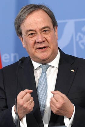 Armin Laschet bei einer Pressekonferenz zur Vorstellung der Covid-19 Case-Cluster-Study in der Staatskanzlei. Düsseldorf, 09.04.2020