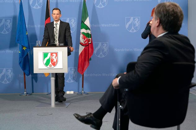 Hendrik Streeck bei einer Pressekonferenz zur Vorstellung der Covid-19 Case-Cluster-Study in der Staatskanzlei. Düsseldorf, 09.04.2020