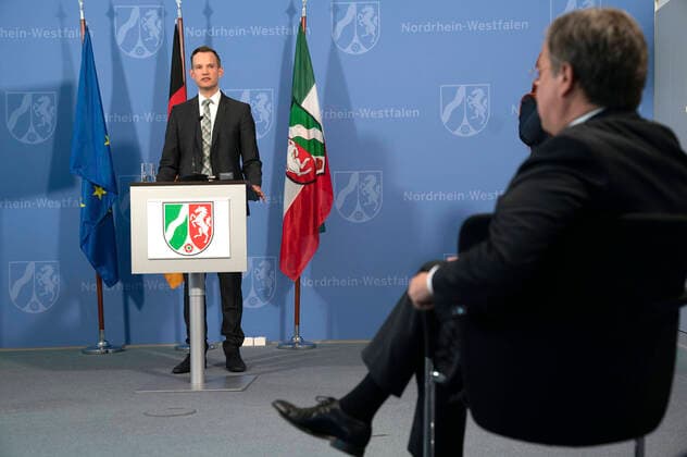 Hendrik Streeck bei einer Pressekonferenz zur Vorstellung der Covid-19 Case-Cluster-Study in der Staatskanzlei. Düsseldorf, 09.04.2020