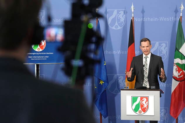Hendrik Streeck bei einer Pressekonferenz zur Vorstellung der Covid-19 Case-Cluster-Study in der Staatskanzlei. Düsseldorf, 09.04.2020