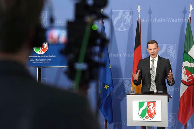 Hendrik Streeck bei einer Pressekonferenz zur Vorstellung der Covid-19 Case-Cluster-Study in der Staatskanzlei. Düsseldorf, 09.04.2020