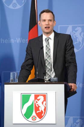 Hendrik Streeck bei einer Pressekonferenz zur Vorstellung der Covid-19 Case-Cluster-Study in der Staatskanzlei. Düsseldorf, 09.04.2020