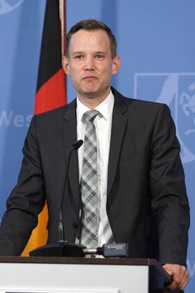 Hendrik Streeck bei einer Pressekonferenz zur Vorstellung der Covid-19 Case-Cluster-Study in der Staatskanzlei. Düsseldorf, 09.04.2020