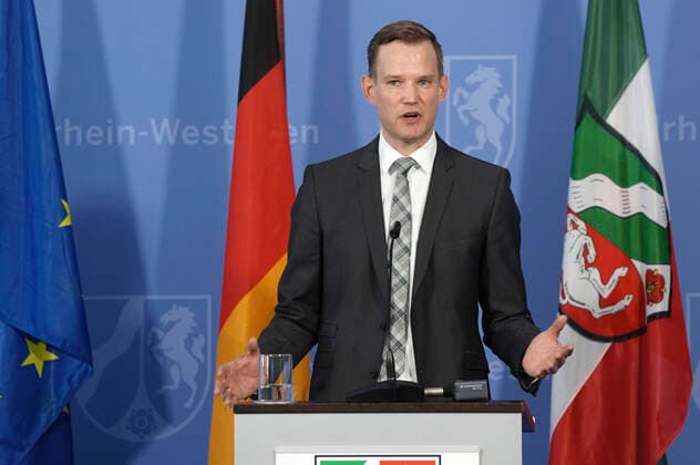 Hendrik Streeck bei einer Pressekonferenz zur Vorstellung der Covid-19 Case-Cluster-Study in der Staatskanzlei. Düsseldorf, 09.04.2020
