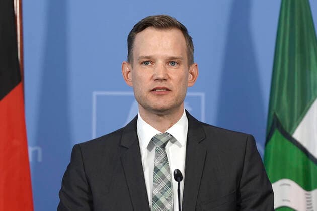 Hendrik Streeck bei einer Pressekonferenz zur Vorstellung der Covid-19 Case-Cluster-Study in der Staatskanzlei. Düsseldorf, 09.04.2020