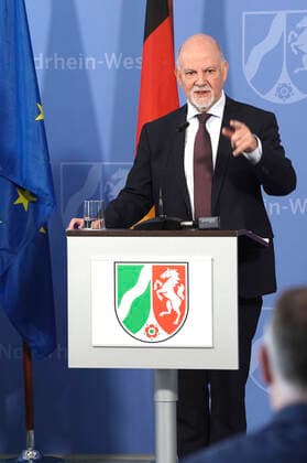 Martin Exner bei einer Pressekonferenz zur Vorstellung der Covid-19 Case-Cluster-Study in der Staatskanzlei. Düsseldorf, 09.04.2020