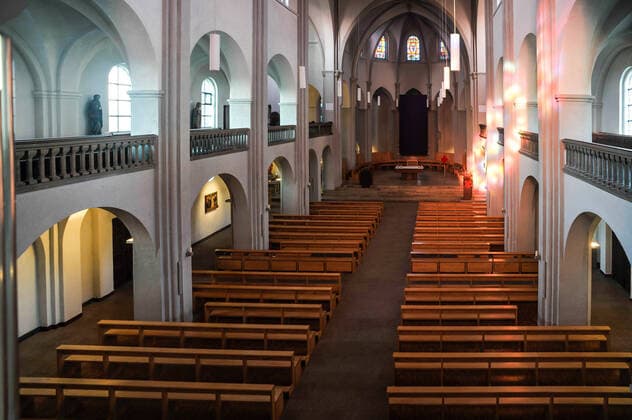 Corona Krise, Kirche. Liebfrauenkirche in Bad Cannstatt. Erbaut in den Jahren 1907 bis 1909 durch den bekannten Kirchenarchitekten Josef Cades, der in Stuttgart zuvor bereits St. Johannes in Untertürkheim oder St. Elisabeth im Stuttgarter Westen und zahlreiche weitere Kirchen der Diözese geplant und errichtet hatte. Am 8. April 1908 wurde der Grundstein gelegt, der noch heute im Windfang des Hauptportales links neben dem Eingang zu sehen ist. Die Diözese Rottenburg-Stuttgart hat ihre Empfehlungen für den Umgang mit Gottesdiensten in der Corona-Krise überarbeitet und massiv verschärft. So sind alle öffentlichen Eucharistiefeiern und anderen Gottesdienste und Tauffeiern bis einschließlich 19. April abgesagt. Die Sonntagspflicht ist für diesen Zeitraum ausgesetzt. Die Kirchen in der Diözese bleiben aber geöffnet, um Gläubigen d Copyright: xMaxxKovalenkox