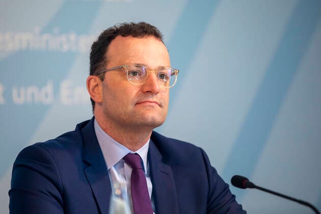 Deutschland, Berlin, Bundeswirtschaftsministerium, Gemeinsames Pressestatement von Wirtschaftsminister Peter Altmaier CDU und Gesundheitsminister Jens Spahn CDU (Bild) nach Corona-Kabinett, 09.04.2020